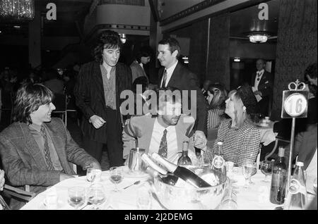 Die Ivor Novello Awards im Gorsvenor House, London. Im Bild Bill Wyman, Eric Clapton, Pattie Boyd und John Reid. 7.. April 1986. Stockfoto