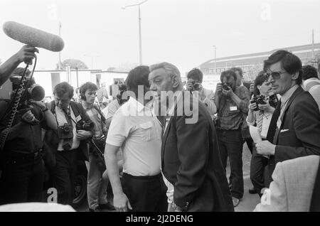 Liverpool Football Club kehrt nach Hause zurück. Tag nach der Katastrophe im Heysel-Stadion, bei der 39 Fußballfans ums Leben kamen. Joe Fagan, Manager von Liverpool, im Bild am Flughafen Liverpool. 30. Mai 1985. Stockfoto