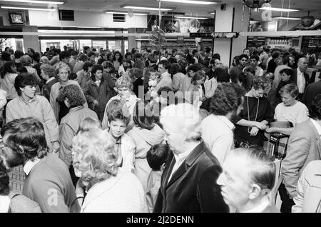 Eröffnung, Hamleys Toy Shop, Bull Street, Birmingham, 12.. Oktober 1985. Hamleys, der älteste und größte Spielwarenladen der Welt, eröffnet in der Bull Street (drei Stockwerke des ehemaligen Debenhams-Ladens) einen neuen Laden. Unser Bild zeigt große Menschenmengen im Laden. Stockfoto