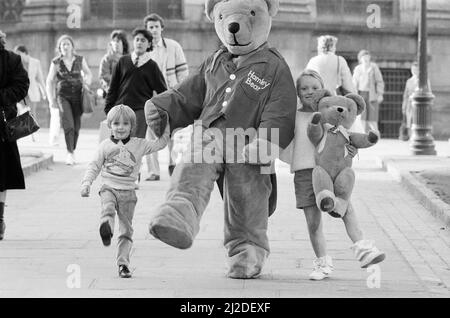 Hamleys Toy Shop, Bull Street, Birmingham, 11.. Oktober 1985. Hamleys, der älteste und größte Spielwarenladen der Welt, eröffnet in der Bull Street (drei Stockwerke des ehemaligen Debenhams-Ladens) einen neuen Laden. Unser Bild zeigt Hamleys Bear in Birmingham. Stockfoto