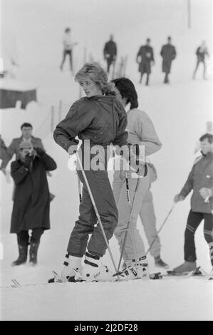 Ihre Königliche Hoheit Prinzessin Diana, die Prinzessin von Wales, und Ihre Königliche Hoheit Prinz Charles, der Prinz von Wales, während eines Skiurlaubs in Liechtenstein, aufgenommen am 24.. Januar 1985 Stockfoto