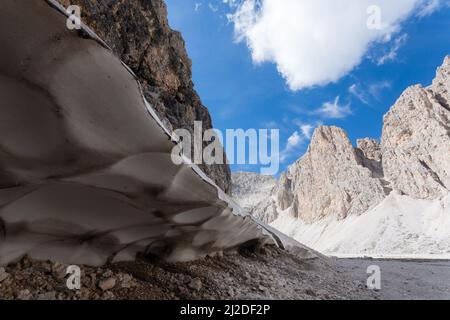 Schmelzender Schnee am See von Antermoia, Dolomiten, Rosengarten-Gruppe. Italienische dolomitenlandschaft Stockfoto