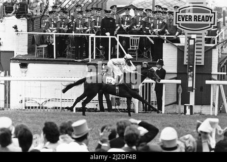 Der amerikanische Jockey Steve Cauthen in Aktion, um das Epsom Derby auf Slip Anchor zu gewinnen. 5.. Juni 1985 Stockfoto