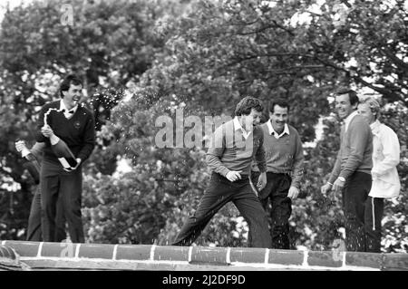 Das Ryder Cup Turnier fand vom 13.. Bis 15.. September 1985 auf dem Brabazon Kurs des Belfry in Wishaw, Warwickshire statt.Team Europe gewann den Wettbewerb mit 16,5 bis 11,5 Punkten, was ihren ersten Sieg im Turnier markierte und 28 Jahre amerikanischer Dominanz beendete. Seve Ballesteros sprüht den Champagner über Ian Woosnam während der europäischen Feierlichkeiten mit Sam torrance, Kapitän Tony Jacklin und Bernhard langer. 15.. September 1985. Stockfoto