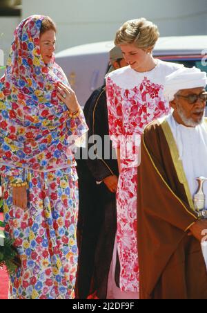 Prinz und Prinzessin von Wales, Naher Osten Tour November 1986. Unser Bild Zeigt ... Prinzessin Diana besucht die Sultan Qaboos Universität, Oman, Mittwoch, 12.. November 1986. Stockfoto