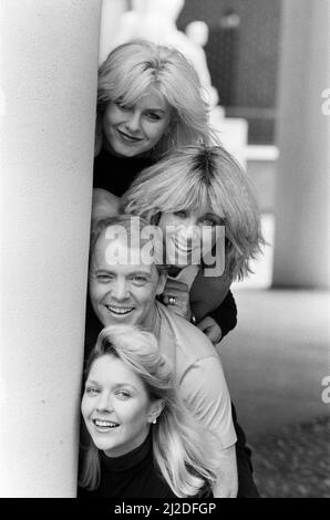 Der schottische Sänger Jim Diamond zeigte sich mit seiner Begleitgruppe Vicki und Sam Brown, der Frau und Tochter von Joe Brown und Sonia Jones. Abgebildet, von oben nach unten, Sam Brown, Vicki Brown, Jim Diamond und Sonia Jones. 16. Mai 1985. Stockfoto