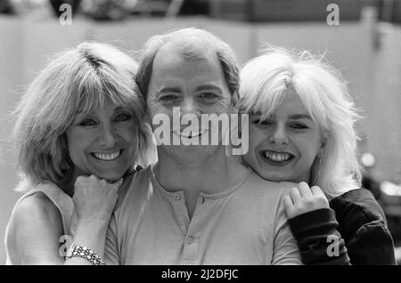 Der schottische Sänger Jim Diamond zeigte sich mit einigen seiner Backgroundgruppen, Vicki und Sam Brown, Frau und Tochter von Joe Brown. Abgebildet, von links nach rechts, Vicki Brown, Jim Diamond und Sam Brown. 16. Mai 1985. Stockfoto