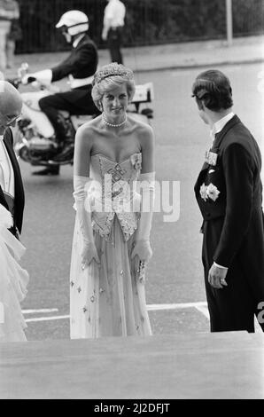 Ihre Königliche Hoheit Prinzessin Diana, die Prinzessin von Wales, und ihre Hoheit Prinz Charles, der Prinz von Wales, treffen am Donnerstag, den 3. Juli 1986, zu dem Bankett ein, das der Präsident der Bundesrepublik Deutschland, Dr. Richard von Weizsäcker, Zu Ehren der britischen Königin Elizabeth II. Aufgenommen am 3.. Juli 1986 Stockfoto