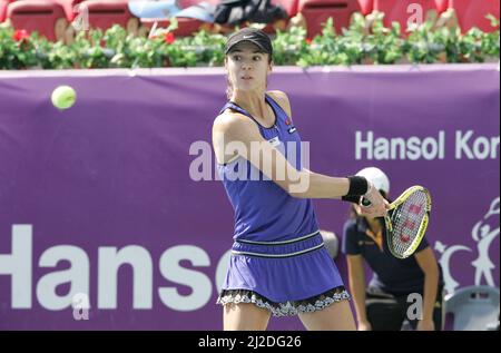 Sep 24, 2011-Seoul, Südkorea-Galina Voskoboeva aus Kasachstan kehrt am 6. Tag im Halbfinale der Hansol Korea Open Tennis auf dem Olympischen Tennisplatz im Osten von Seoul am 20. September 2011 in Südkorea nach Polona Hercog aus Slowenien zurück (kein Bild). Galina Voskoboeva gewann in geraden Sätzen 6-1, 6-4. Stockfoto