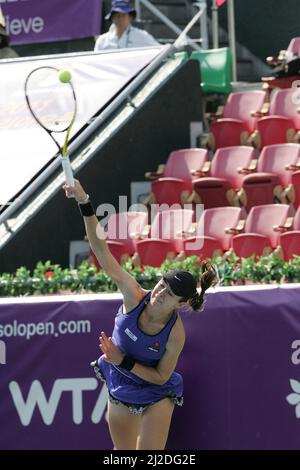 Sep 24, 2011-Seoul, Südkorea-Galina Voskoboeva aus Kasachstan dient der slowenischen Polona Hercog (kein Bild) am 6. Tag im Halbfinale der Hansol Korea Open Tennis auf dem Olympischen Tennisplatz im Osten von Seoul am 20. September 2011, Südkorea. Galina Voskoboeva gewann in geraden Sätzen 6-1, 6-4. Stockfoto