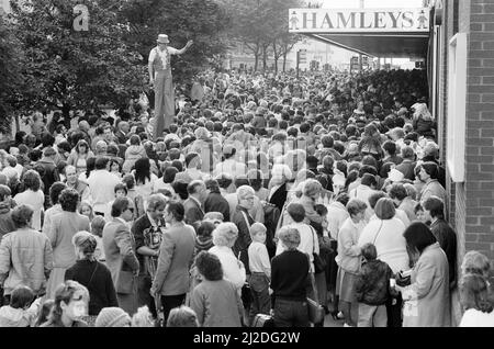 Eröffnung des Hamleys Toy Shop, Bull Street, Birmingham, 12.. Oktober 1985. Hamleys, der älteste und größte Spielwarenladen der Welt, eröffnet morgen in der Bull Street (drei Stockwerke des ehemaligen Debenhams-Ladens) einen neuen Laden. Unser Bild zeigt Szenen aus der Menge vor dem Laden. Stockfoto