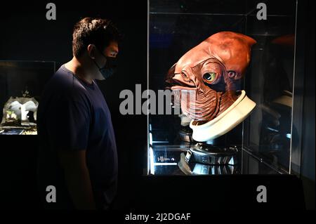 New York, USA. 31. März 2022. Ragu De-Ubago besucht die Philippinen und sieht aus wie eine von Fans hergestellte Nachbildung der Star Wars-Figur Admiral Ackbar, die auf der Fanausstellung Fans Strike Back Exhibition, der größten Star Wars-Fanausstellung, New York, NY, am 31. März 2022, zu sehen ist. Die Ausstellung umfasst mehr als 600 von Fans hergestellte 600 Objekte, Figuren, Waffen und Kostüme, die auf den 12 Star Wars-Filmen basieren; Disney kaufte Lucasfilm, den Schöpfer von Star Wars und seinen verwandten Filmen, im Jahr 2012 für mehr als $4 Milliarden. (Foto von Anthony Behar/Sipa USA) Quelle: SIPA USA/Alamy Live News Stockfoto