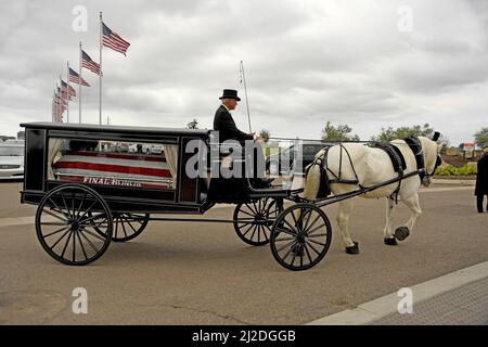 American Hero legte sich zur Ruhe. Brigadegeneral Robert Cardenas, USAF, RET, fand am 31. März 2022 auf dem Miramar National Cemetery, San Diego, Kalifornien, statt. General Cardenas flog die B-29, die Chuck Yeager in die Höhe brachte, um seine Rekordgeschwindigkeit zu erreichen. Nachdem Cardenas während des Zweiten Weltkriegs der Gefangennahme ausweichen konnte, kehrte er in die Staaten zurück, um die erbeuteten deutschen Flugzeuge zu testen. Nach dem Krieg war er der führende Testpilot auf der YB-49, dem ursprünglichen Flugflügel. Zu seinen Medaillen gehören das Distinguished Flying Cross, die Distinguished Service Medal und das Purple Heart. Stockfoto