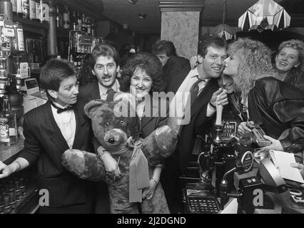 EastEnders Den und Angie Watts haben sich für den Charity Snowball eingesetzt, der Hunderte von Pfund für unseren Weihnachtsappeal anhob. Leslie Grantham und Anita Dobson, die normalerweise beim Old Vic auf dem Albert Square ein Bier ziehen sahen, waren in Coventry, um Geld für Kinderorganisationen zu sammeln und den Peeping Tom Pub in der Cromwell Lane, Burton Green, wieder zu eröffnen. Die Türen mussten geschlossen werden, als Massen von Fans die Kneipe einpackten, um einen Blick auf die Nummer eins der Opernstars zu werfen. Das Paar, das direkt von den Proben kam, in den Elstree Studios in der Nähe von London, war über den herzlichen Empfang, den sie erhielten, amüsiert. Sie unterschreiben Stockfoto