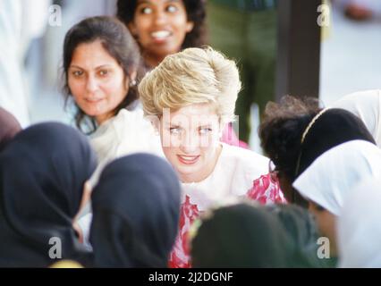 Prinz und Prinzessin von Wales, Naher Osten Tour November 1986. Unser Bild Zeigt ... Prinzessin Diana besucht die Sultan Qaboos Universität, Oman, Mittwoch, 12.. November 1986. Stockfoto