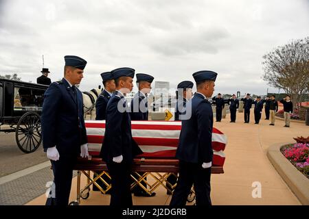 American Hero legte sich zur Ruhe. Brigadegeneral Robert Cardenas, USAF, RET, fand am 31. März 2022 auf dem Miramar National Cemetery, San Diego, Kalifornien, statt. General Cardenas flog die B-29, die Chuck Yeager in die Höhe brachte, um seine Rekordgeschwindigkeit zu erreichen. Nachdem Cardenas während des Zweiten Weltkriegs der Gefangennahme ausweichen konnte, kehrte er in die Staaten zurück, um die erbeuteten deutschen Flugzeuge zu testen. Nach dem Krieg war er der führende Testpilot auf der YB-49, dem ursprünglichen Flugflügel. Zu seinen Medaillen gehören das Distinguished Flying Cross, die Distinguished Service Medal und das Purple Heart. Stockfoto