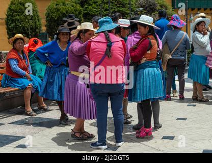 Indigene Quechua-Frauen sprechen auf dem Hauptplatz von Potosi in traditioneller Kleidung, Bolivien. Stockfoto