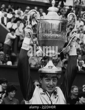 Boris Becker Tennis hält die Wimbledon Trophy auf dem Kopf, nachdem er der jüngste Sieger des Herren-Titels wurde Stockfoto