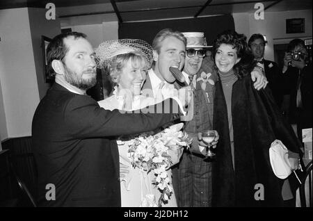 Kenny Everett ist der beste Mann bei der Hochzeit seiner ehemaligen Frau Lee. Lee, 46, heiratet den Crossroads-Schauspieler John Alkin in der Pembridge Spiritualist Church, zu den Gästen gehören Elton John und seine Frau Renate, die heute ihren ersten Hochzeitstag feiern. 14.. Februar 1985. Stockfoto