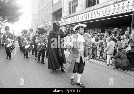 Eröffnung, Hamleys Toy Shop, Bull Street, Birmingham, 12.. Oktober 1985. Hamleys, der älteste und größte Spielwarenladen der Welt, eröffnet in der Bull Street (drei Stockwerke des ehemaligen Debenhams-Ladens) einen neuen Laden. Unser Bild zeigt große Menschenmengen, die sich vor dem Laden versammeln. Stockfoto