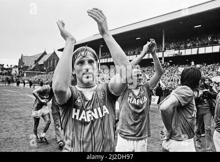 Everton holte den Ligapitel zum achten Mal in ihrer Geschichte mit einem 2-0-Sieg über die Queens Park Rangers am 6.. Mai 1985 und beendete schließlich 13 Punkte über dem zweiten Platz Liverpool. Bild zeigt: Feiern auf dem Platz für die Everton-Spieler Gary Stevens und Andy Gray, während das Team ihre Fans auf einer Ehrenrunde applaudiert. 6. Mai 1985. Stockfoto