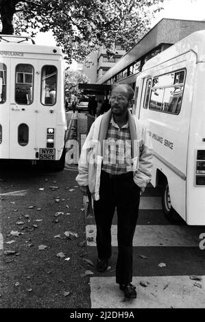 Schauspieler Douglas Lambert, bei dem AIDS diagnostiziert wurde, verließ das St. Stephen's Hospital, Chelsea, nach einer Überprüfung. 19.. Oktober 1986. Stockfoto