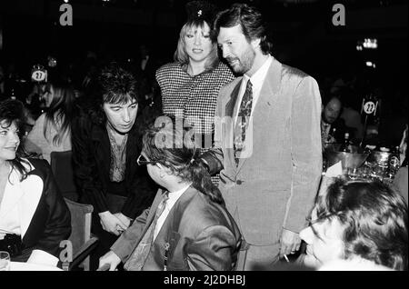 Die Ivor Novello Awards im Gorsvenor House, London. Im Bild: Elton Johns Frau Renate, Bill Wyman, Pattie Boyd, Eric Clapton und Elton John. 7.. April 1986. Stockfoto