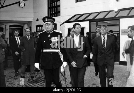 Prinz Charles besucht den Nordosten, 9.. Dezember 1986. Offizielle Eröffnung des Stables St Thomas Street Business Center, St Thomas St, Newcastle upon Tyne, Tyne und Wear. Aka St Thomas Street Workshops oder The Stables Project. Stockfoto