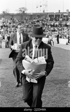 Pop Star und FC Watford Vorsitzender, Elton John, Ausgabe Ostern Eier zu Fans. Watford v Southampton Football Match. 6. April 1985. Stockfoto