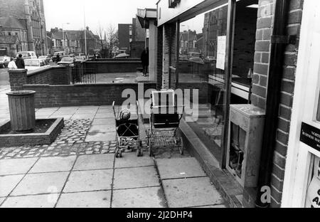 Babys parkten am 13.. März 1986 auf der Heaton Road, Newcastle, vor einem Chippy Stockfoto