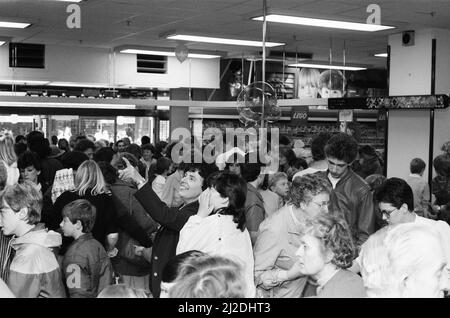 Eröffnung, Hamleys Toy Shop, Bull Street, Birmingham, 12.. Oktober 1985. Hamleys, der älteste und größte Spielwarenladen der Welt, eröffnet in der Bull Street (drei Stockwerke des ehemaligen Debenhams-Ladens) einen neuen Laden. Unser Bild zeigt große Menschenmengen im Laden. Stockfoto