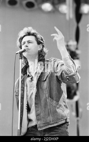 Live Aid Dual Venue Benefizkonzert, das am 13.. Juli 1985 im Wembley Stadium in London, England, und im John F. Kennedy Stadium in Philadelphia, Pennsylvania, USA, stattfand.die Konzerte wurden im Anschluss an die Band Aid Single "Do they Know its Christmas?" organisiert. Geld für die Opfer der Hungersnot in Äthiopien zu sammeln. Das Bild zeigt den Sänger Bob Geldof von Boomtown Rats, der die Band Aid Single mitschrieb und während des Konzerts in Wembley auf der Bühne auftrat. Stockfoto