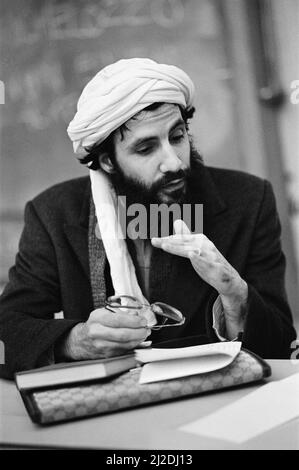 Das Bild zeigt Yusuf Islam beim Reden an der Universität von Reading am 11.. November 1985. Der Quran, der nicht auf der Tafel steht, ist im Hintergrund sichtbar. Yusuf Islam (geboren am 21. Juli 1948 in Steven Demeter Georgiou), allgemein bekannt unter seinem früheren Künstlernamen Cat Stevens, ist ein britischer Singer-Songwriter, Multi-Instrumentalist, humanitärer und pädagogischer Philanthrope. Sein Debütalbum aus dem Jahr 1967 erreichte die Top 10 in Großbritannien, und der Titelsong des Albums „Matthew and Son“ wurde auf Platz 2 der UK Singles Chart geführt. Seine Alben Tea for the Tillerman (1970) und Teaser and the Firecat (1971) wurden beide für tr zertifiziert Stockfoto