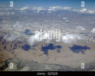 Luftaufnahme der Landschaft Berge mit Schnee und Wolkenlandschaft von oben Stockfoto