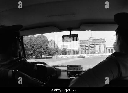 Blick auf die Berliner Mauer, Deutschland. Abgebildet sind die Royal Military Police. 7.. August 1986. Stockfoto