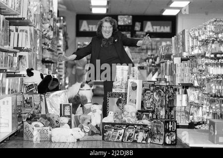 Eröffnung, Hamleys Toy Shop, Bull Street, Birmingham, 12.. Oktober 1985. Hamleys, der älteste und größte Spielwarenladen der Welt, eröffnet in der Bull Street (drei Stockwerke des ehemaligen Debenhams-Ladens) einen neuen Laden. Stockfoto