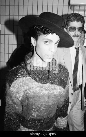 Prince, amerikanischer Sänger, kommt am Flughafen London Gatwick an. Er ist in Großbritannien für drei Konzerte, die erste Etappe seiner Parade Tour, die in der Wembley Arena, Bild 10.. August 1986, stattfinden wird. Stockfoto