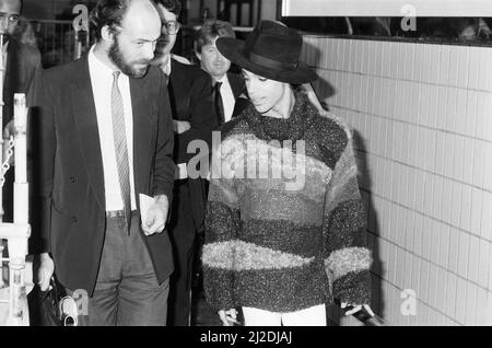 Prince, amerikanischer Sänger, kommt am Flughafen London Gatwick an. Er ist in Großbritannien für drei Konzerte, die erste Etappe seiner Parade Tour, die in der Wembley Arena, Bild 10.. August 1986, stattfinden wird. Stockfoto