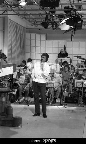 Der singende Superstar Engelbert Humperdinck tritt in der BBC-Show „Pebble Mill at One“ auf. 24.. April 1985 Stockfoto