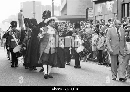 Eröffnung, Hamleys Toy Shop, Bull Street, Birmingham, 12.. Oktober 1985. Hamleys, der älteste und größte Spielwarenladen der Welt, eröffnet in der Bull Street (drei Stockwerke des ehemaligen Debenhams-Ladens) einen neuen Laden. Unser Bild zeigt große Menschenmengen, die sich vor dem Laden versammeln. Stockfoto