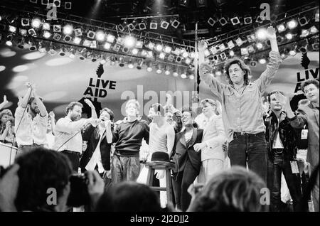 Live Aid Dual Venue Benefizkonzert am 13.. Juli 1985 im Wembley Stadium in London, England, und im John F. Kennedy Stadium in Philadelphia, Pennsylvania, USA. Die Konzerte wurden im Anschluss an die Band Aid Single „Do they Know its Christmas?“ organisiert. Geld für die Opfer der Hungersnot in Äthiopien zu sammeln. Bild zeigt die Darsteller auf der Bühne zum großen Finale des Konzerts in Wembley. Stockfoto