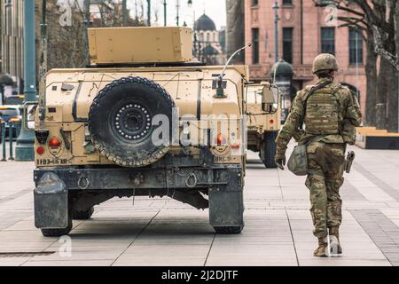 US Marine Corps Soldaten mit Waffen, Helmen und gepanzerten Fahrzeugen Humvee, USA oder US-Armee Truppen bereit für Übungen oder Krieg in Vilnius Stockfoto