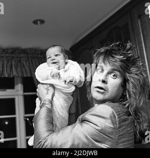 Ozzy Osbourne, ehemaliger Sänger von Black Sabbath, zu Hause zwei Wochen nach der Geburt seines Jungen Jack abgebildet.25.. November 1985. Stockfoto