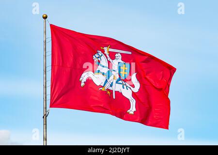 Historische litauische Flagge, Wappen Litauens, bestehend aus einem gepanzerten Ritter auf dem Pferd mit Schwert und Schild, Vytis Stockfoto