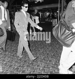 Prince, amerikanischer Sänger, am Flughafen London-Heathrow, verließ nach drei Konzerten die Wembley Arena, die erste Etappe seiner Parade-Tour, die am 15.. August 1986 gezeigt wurde, in die Niederlande. Stockfoto