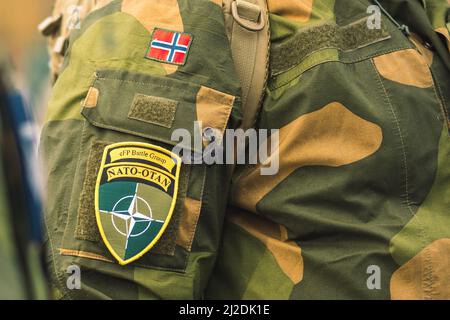 Flagge Norwegens, norwegische Streitkräfte auf Soldatenuniform, NATO-Einheit zur Integration, Nahaufnahme Stockfoto