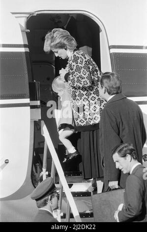 Prinz Harry und seine Mutter Prinzessin Diana kommen am Flughafen Heathrow in London an, ihr Queen's Flight Andover aus Aberdeen landete am Ende der jährlichen Familienferien in Schottland. Prinz William flog getrennt mit seiner Kindermädchen Barbara Barnes. Morgen, am 15.. September, ist Prinz Harrys 2.. Geburtstag. Andere Bilder in dieser Sequenz, ein sehr entschlossener fast zwei Jahre alter Prinz Harry, der die Stufen des Flugzeugs wieder hochklettert. Bild aufgenommen am 14.. September 1986 Stockfoto