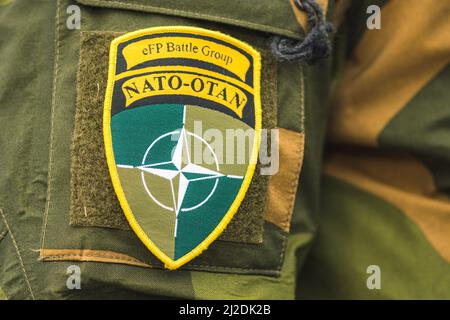 Flagge und Symbol der NATO auf einer Soldatenuniform, NATO-Einheit zur Integration von Truppen, Nahaufnahme Stockfoto