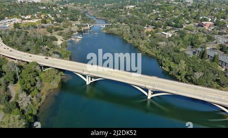 Blick auf den American River mit Brücken in Folsom, Kalifornien Stockfoto