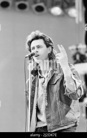 Live Aid Dual Venue Benefizkonzert, das am 13.. Juli 1985 im Wembley Stadium in London, England, und im John F. Kennedy Stadium in Philadelphia, Pennsylvania, USA, stattfand.die Konzerte wurden im Anschluss an die Band Aid Single "Do they Know its Christmas?" organisiert. Geld für die Opfer der Hungersnot in Äthiopien zu sammeln. Das Bild zeigt den Sänger Bob Geldof von Boomtown Rats, der die Band Aid Single mitschrieb und während des Konzerts in Wembley auf der Bühne auftrat. Stockfoto